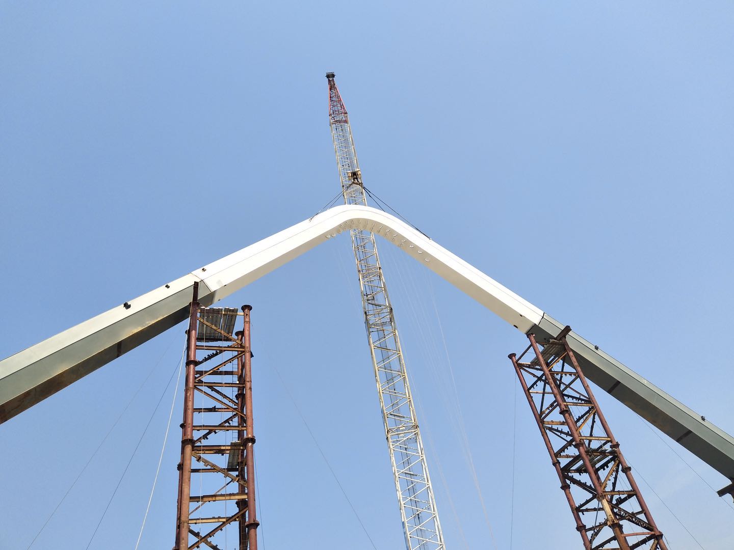 紫荊路跨龍王港河橋順利完成主拱合龍！